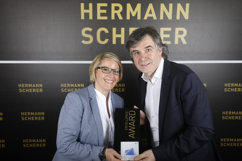 Katja Voigt bekommt von Hermann Scherer den Publikumspreis überreicht Katja Voigt bekommt von Hermann Scherer den Publikumspreis überreicht. Sie ist Gewinnerin des weltgrößten Speaker Slam in München.