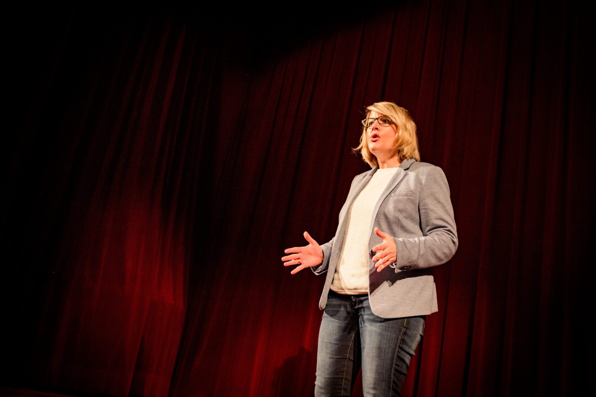 katja-voigt-auf-der-buehne-in-wien- Katja Voigt auf der Bühne in Wien