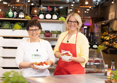 Katja Voigt moderiert die REWE-Kochshow "Wir Landfrauen on Tour".