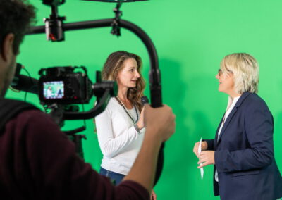 Katja Voigt im Interviewtraining mit einer Teilnehmerin des Mediencoachings.