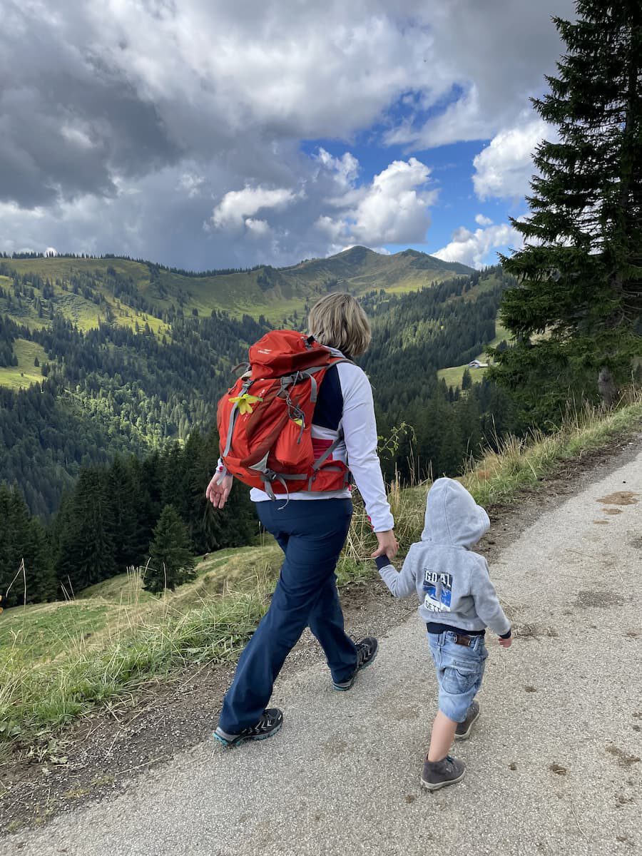 Katja Voigt wandert in den Bergen mit ihrem Sohn