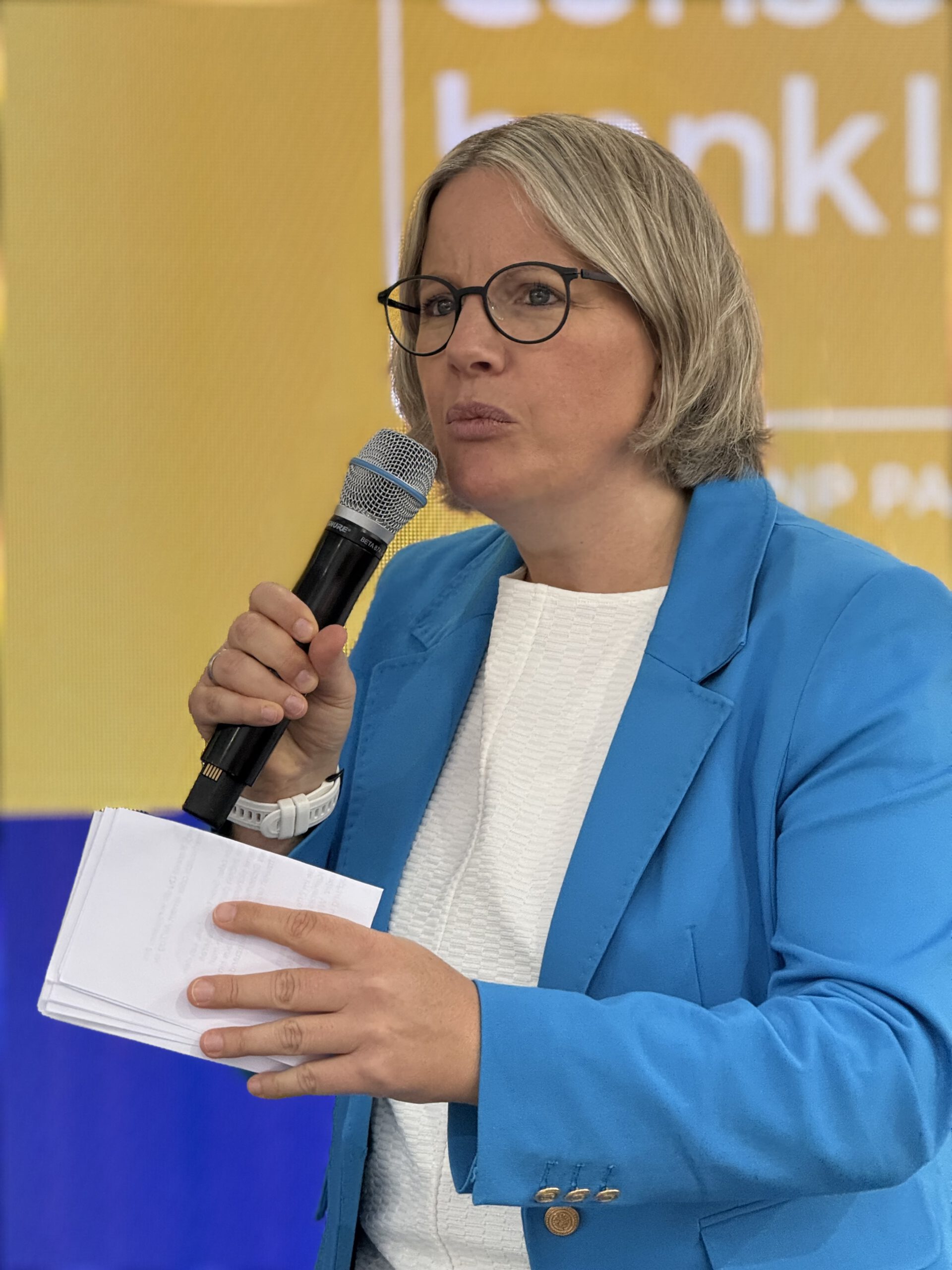 Katja Voigt moderiert auf der IAA Mobility 2025 am Münchner Marienplatz.